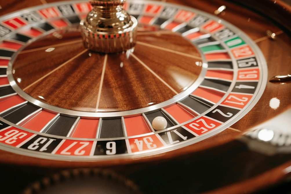 How to Play Slot Machines at Mirax Casino: A Beginner's Guide